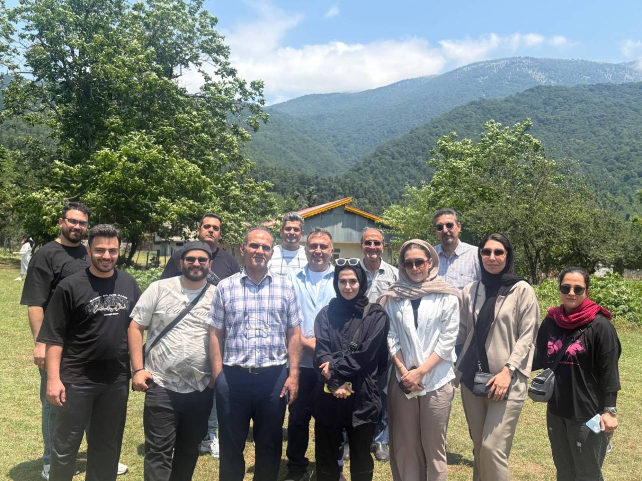 سفر دستهجمعی همکاران به همراه مدیرعامل به روستای استخرگاه و غار دربند سفر دستهجمعی همکاران به همراه مدیرعامل به روستای استخرگاه و غار دربند